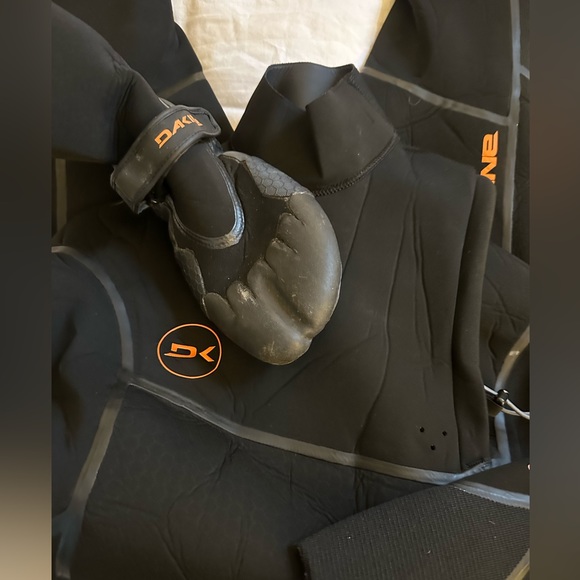 DAKINE CYCLONE ZIP FREE FULL WETSUIT
3/2MM-M & CYCLONE SPLIT TOE BOOT 3/2MM-11 - Picture 8 of 14